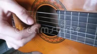 浅棕色吉他上的琴弦的枚举。 在演奏乐器。